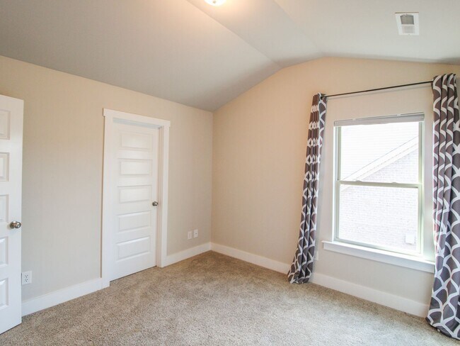 Building Photo - Great Location near Edgewater and Toyota F...