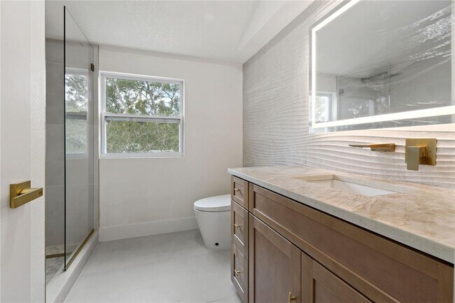 Building Photo - 3232 W Oakellar Ave