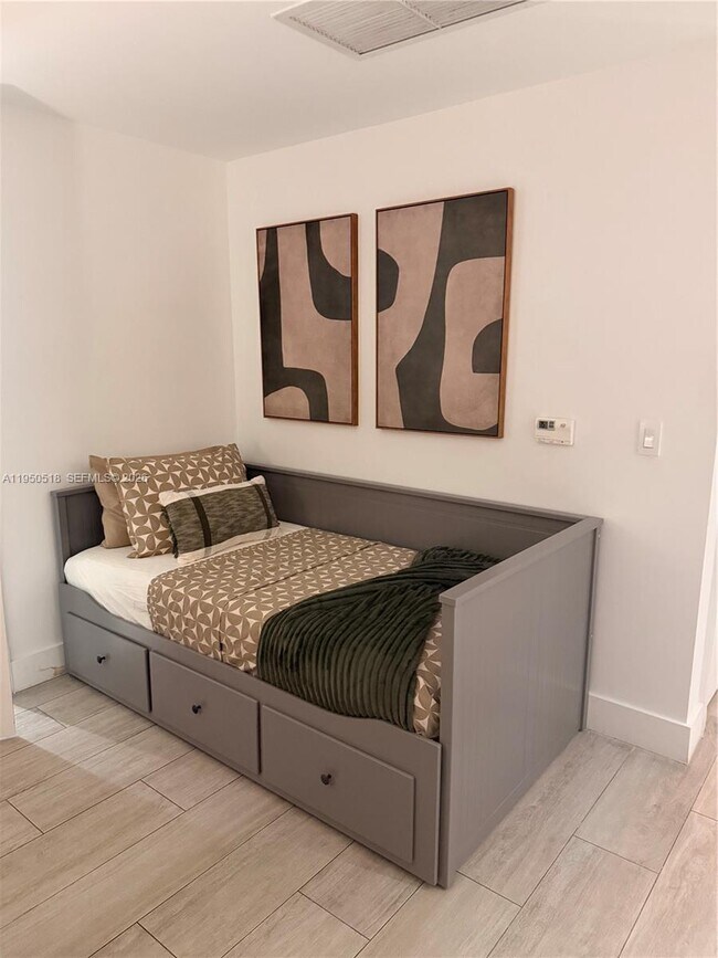 Building Photo - 121 NE 34th St