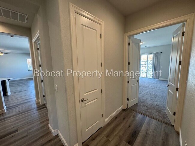 Building Photo - 925 Cranfield Ct