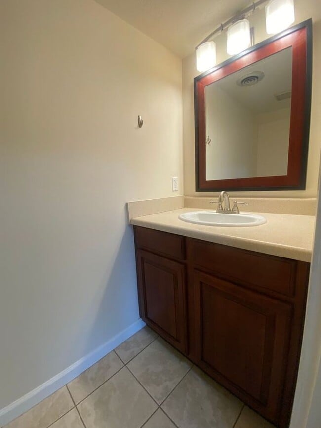 Building Photo - Wonderful Bellevue Condo in Creekside Meadows!