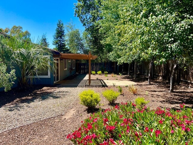 Building Photo - 3 Bedroom 2 Bathroom 2 Car Garage Home in Loomis