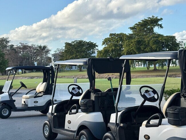 Building Photo - 1055 Country Club Dr