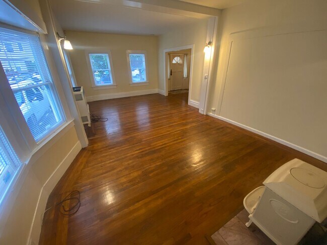 Building Photo - Advent - Gorgeous 5 Bedroom Home With Front/Backyard, Driveway & Washer/Dryer!