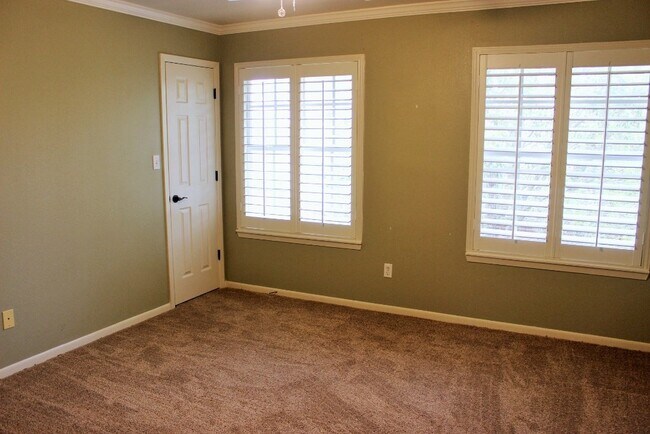 Building Photo - 347 Stone Hill Dr