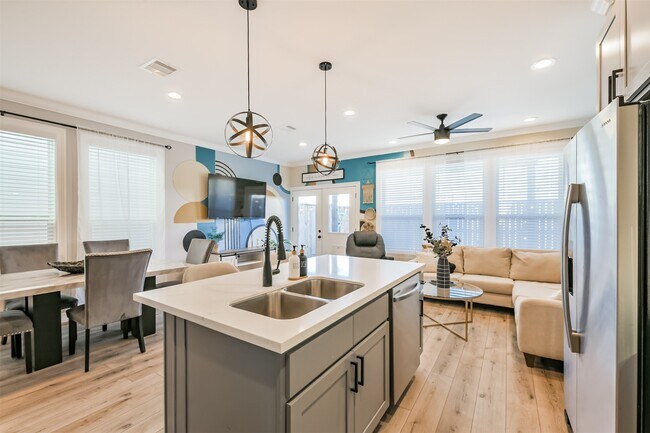 Building Photo - 1010 Melneeka Ln