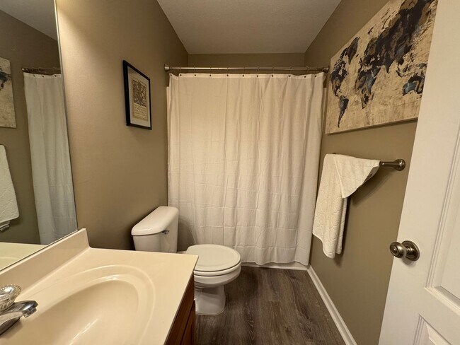 Building Photo - 3 Bedroom Home Furnished or unfurnished available