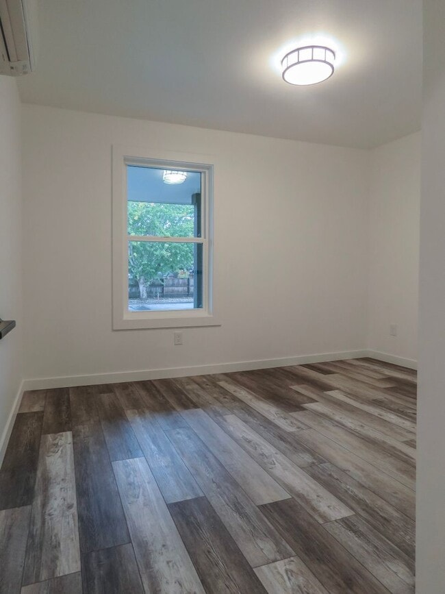 Building Photo - Newberg- 3 bedroom Duplex Available Soon - Schedule tour now !