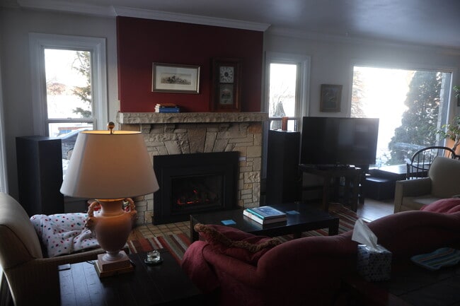 Building Photo - 637 S Shore Dr