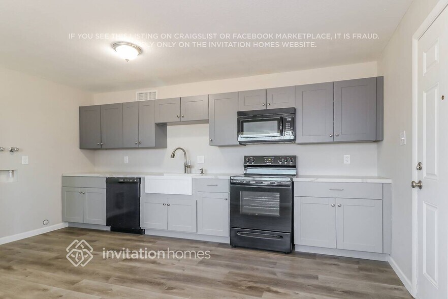 Building Photo - 14014 N 61st Ave