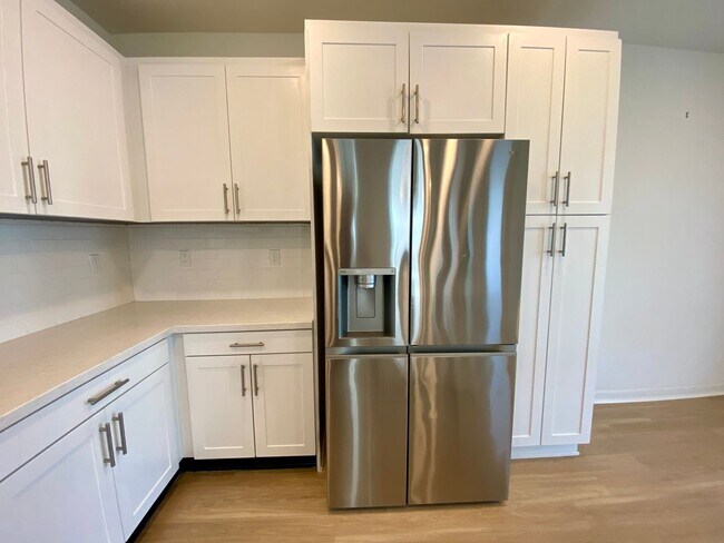 Building Photo - Modern 3-Bed, 3-Bath Home with Garage & Re...