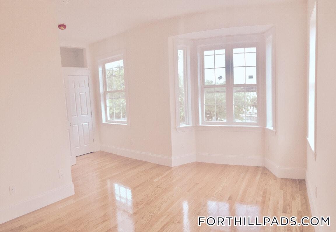 Building Photo - 130 Roxbury St