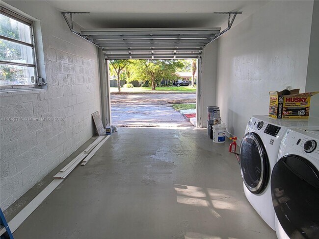 Building Photo - 13920 Kendale Lakes Blvd