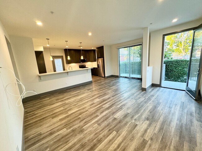 Building Photo - NEWER  4BED 3 BATH FRONT TOWNHOME*HWFLS*BALCONY*W/D IN  UNIT* CENTRAL AIR/HEAT* *STAINLESS  APPLI...