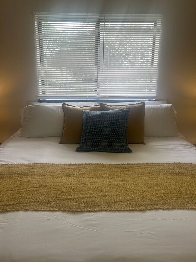 Building Photo - Great one bedroom on lower level!
