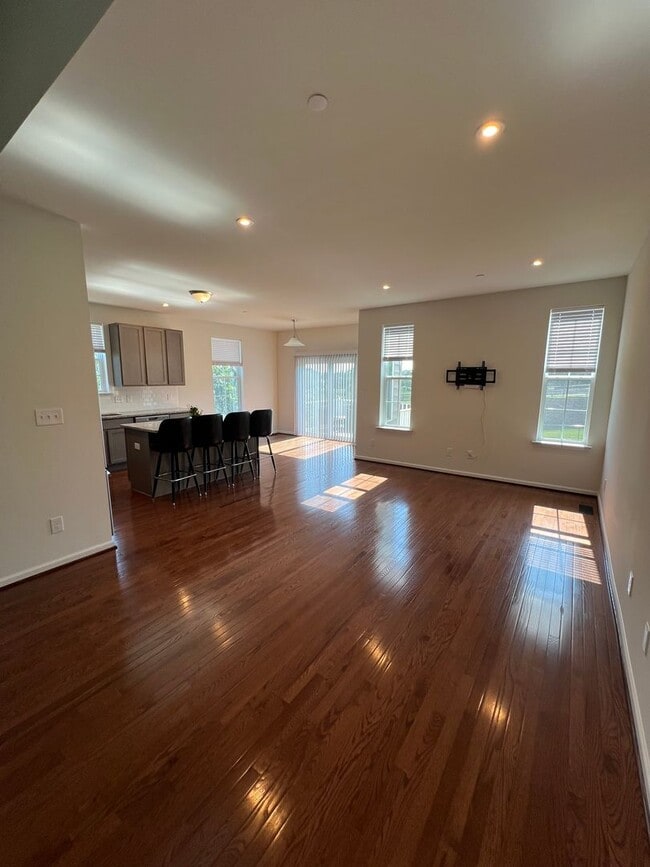 Building Photo - THREE BEDROOM TOWNHOME- PARKLAND SCHOOLS