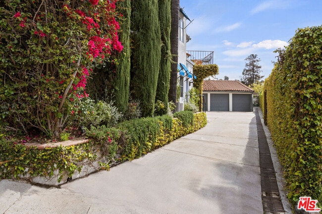 Building Photo - 6856 Los Altos Pl