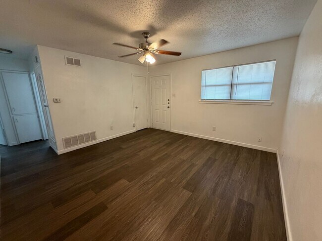 Building Photo - 451035