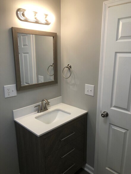 Building Photo - 605 N Adair Street Apt #4