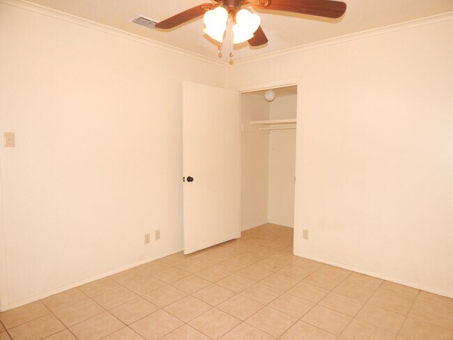Building Photo - Spacious 3 Bedroom, 2 Bath Duplex in Tyler!