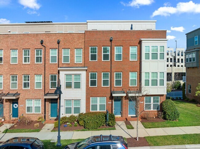 Building Photo - 3 Bed 4.5 Bath - Downtown Crown Townhouse ...