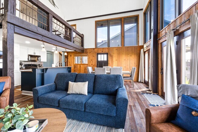 Building Photo - Fully Furnished 3 Bedroom Lakefront Home on Indian Lake