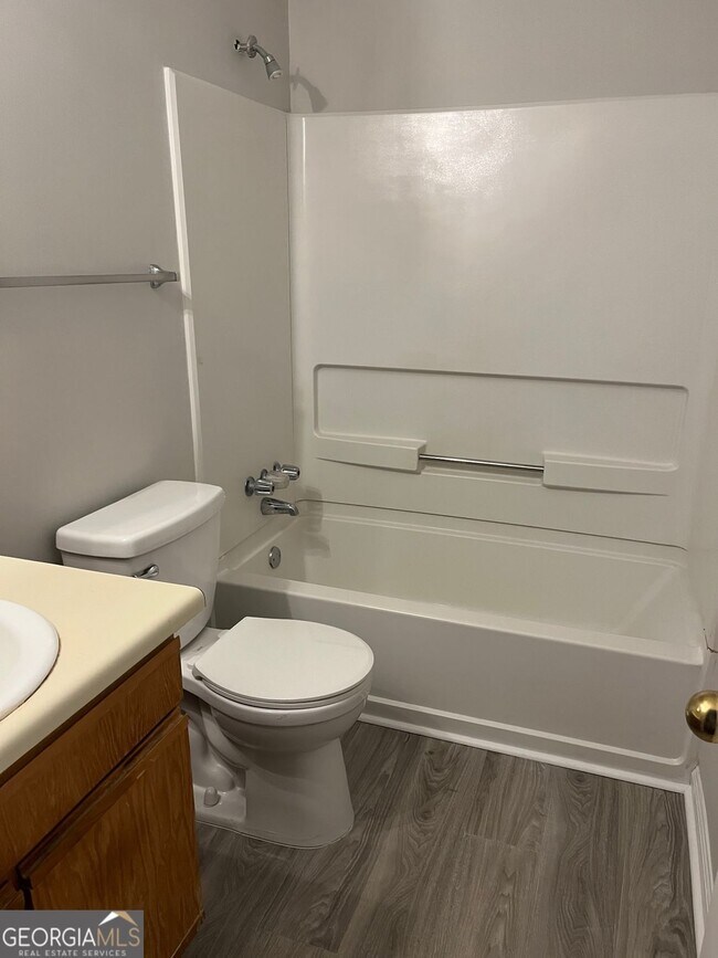 Building Photo - 1560 Pin Oak Ln SE