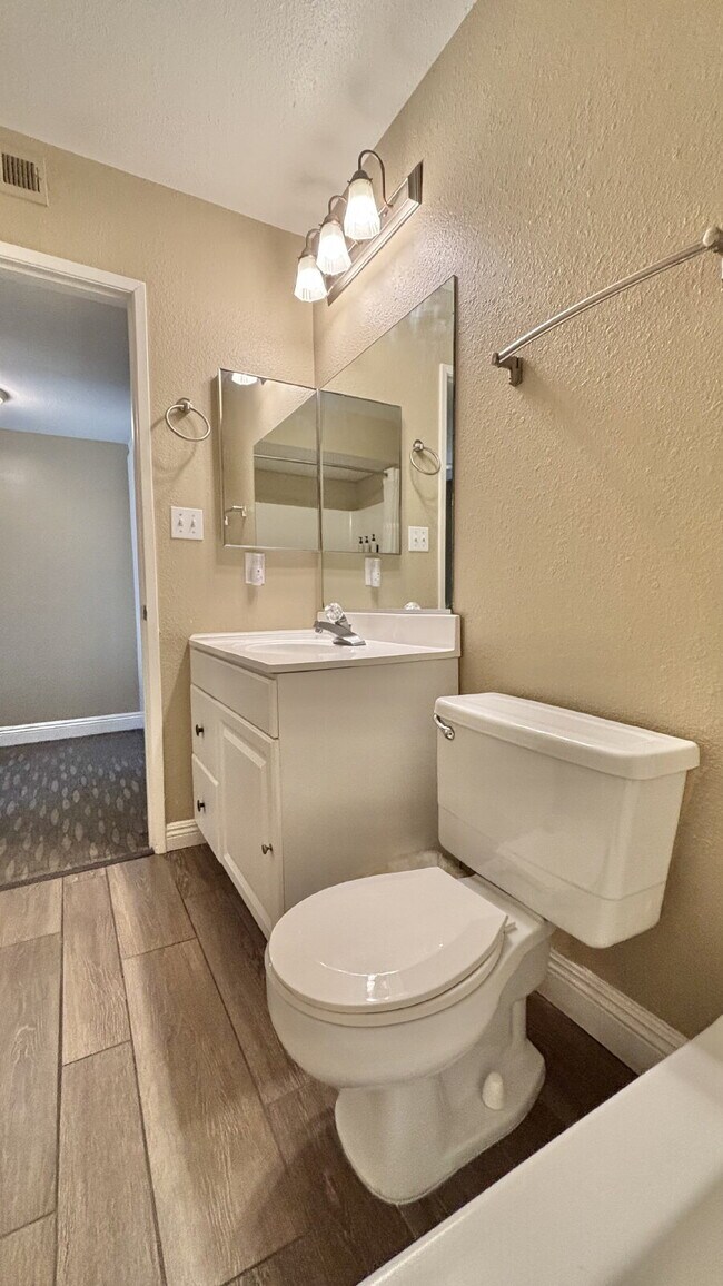 Building Photo - 2 Bedrooms Townhome Availble For Rent in I...