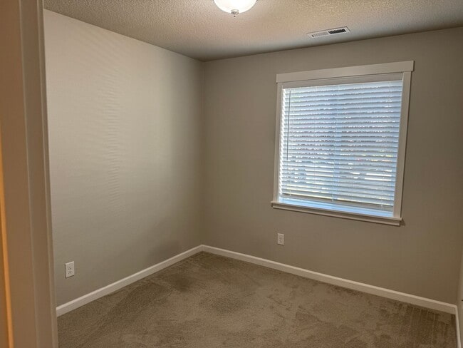 Building Photo - Amazing 3 bedroom home