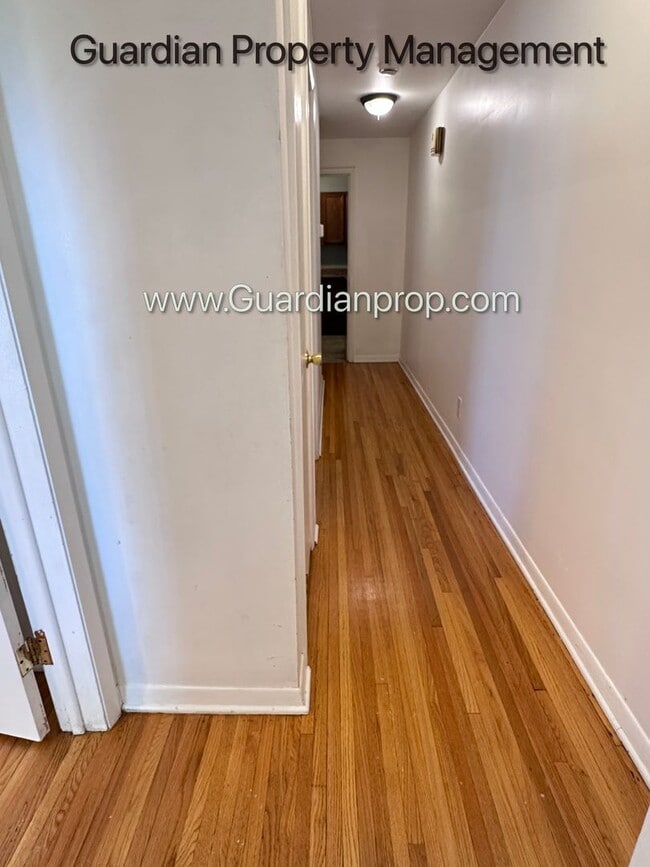 Building Photo - Crosstown Side By Side, Washer/Dryer In Unit, 1 Garage Space, Hardwood Floors, Dishwasher