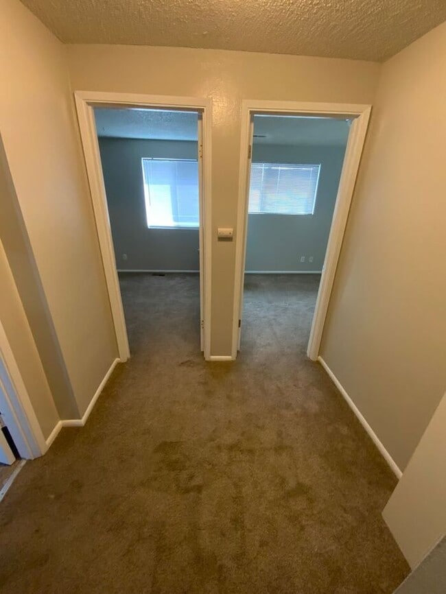 Building Photo - Sumner Townhome Duplex w/ 1 car carpot & N...