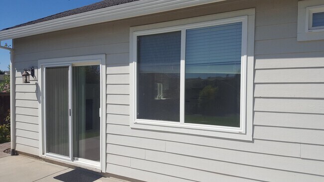 Building Photo - 4 Bedroom Home