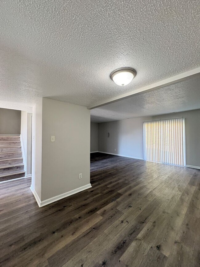 Building Photo - Remington On Rockville Living