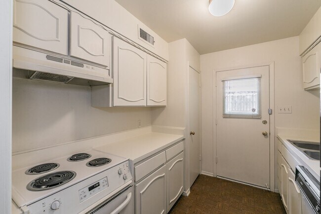 Building Photo - Charming Downstairs Apartment in the Heart of the Cultural District!