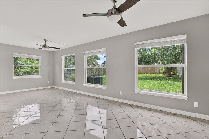 Building Photo - 10711 Seminole Dr N