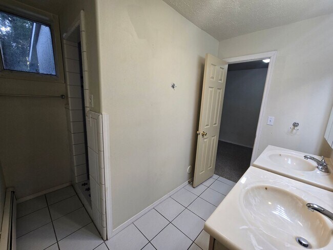 Building Photo - Large Beautiful South Hill Home! Available Now!