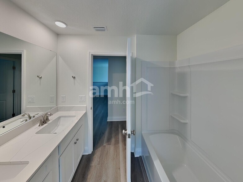 Building Photo - 2526 Feather Crst Dr