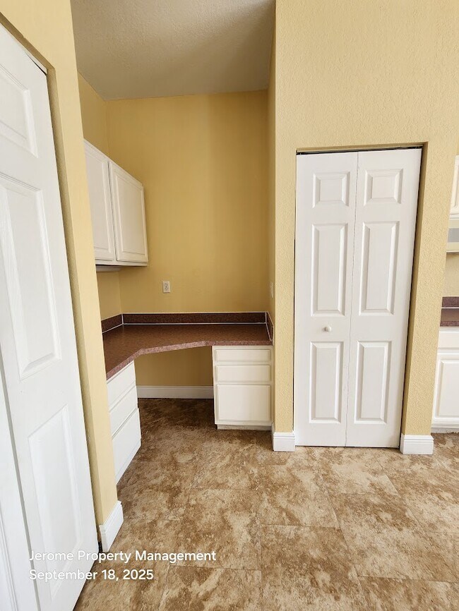 Building Photo - 5011 Sunridge Palms Dr