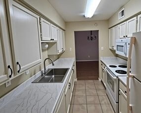 Building Photo - 7400 Bellerive Dr