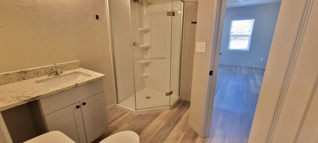 Building Photo - LARGE 2 BEDROOM HOME