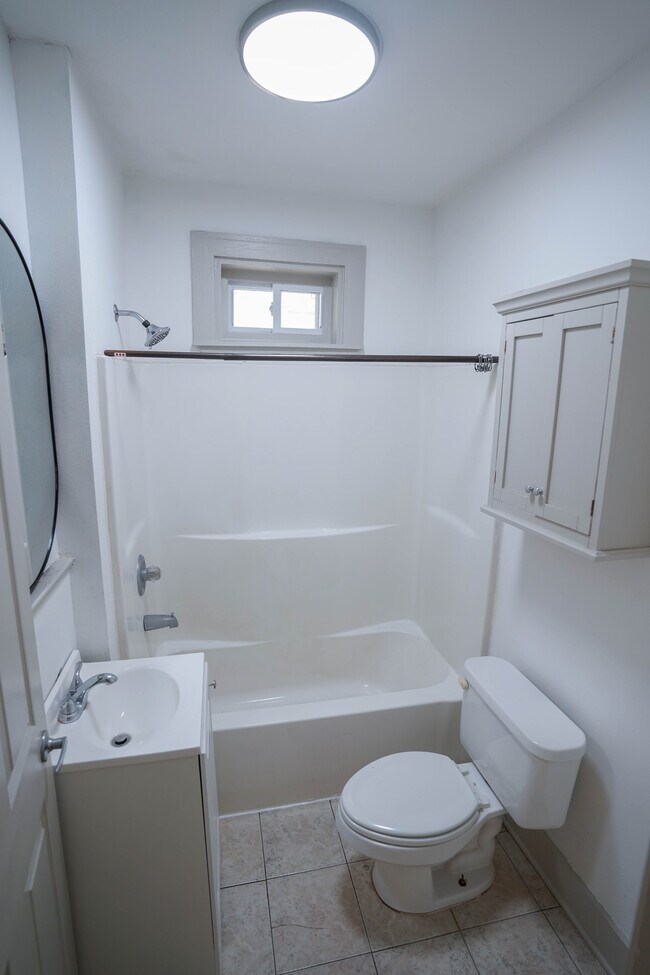 Building Photo - 417 Bellecastle St