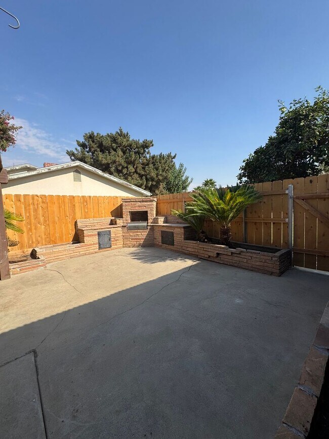 Building Photo - Charming Home Rent Ready !