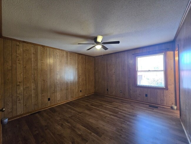 Building Photo - NEW LISTING!!!!!