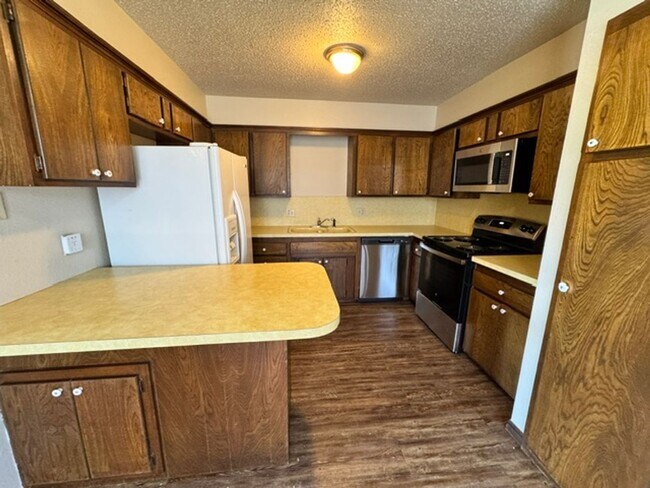 Building Photo - 2 Bedrooms, 1 1/2 baths and a 1 car garage duplex for rent in SW OKC near SW 89th and Penn!