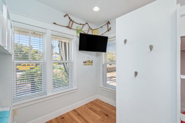 Building Photo - 87 Barracuda St