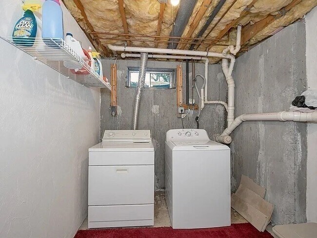Building Photo - 12 Birchwood Ln
