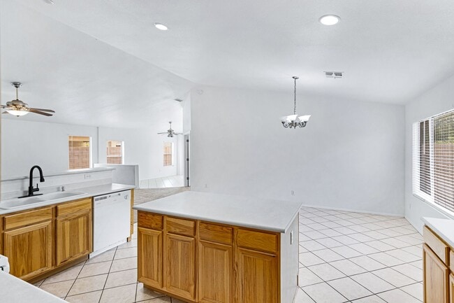Building Photo - Beautiful Large 3 Bedroom home in Parkwood...