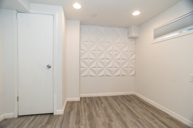 Building Photo - 9945 Sunnyside Ave