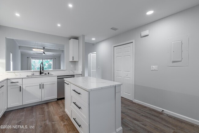 Building Photo - 8118 Baymeadows Cir E
