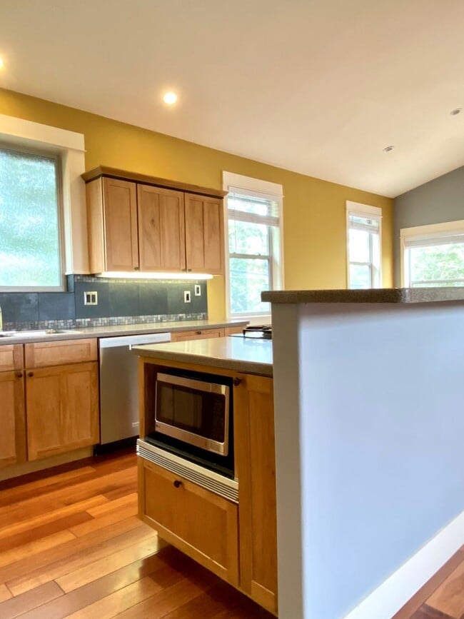 Building Photo - Spacious 3 BR w/ all wood floors and great midtown Bend location